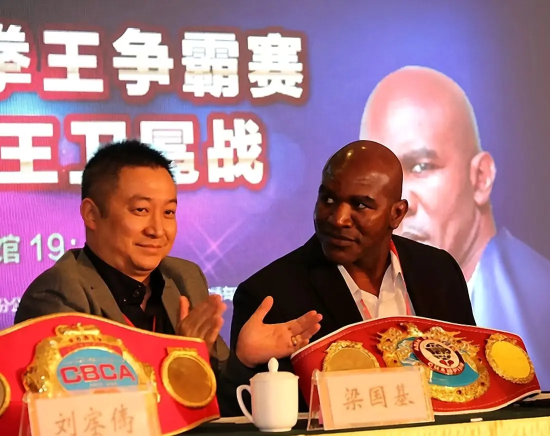 Kevin Liang y Evander Holyfield en una rueda de prensa de un campeonato de boxeo