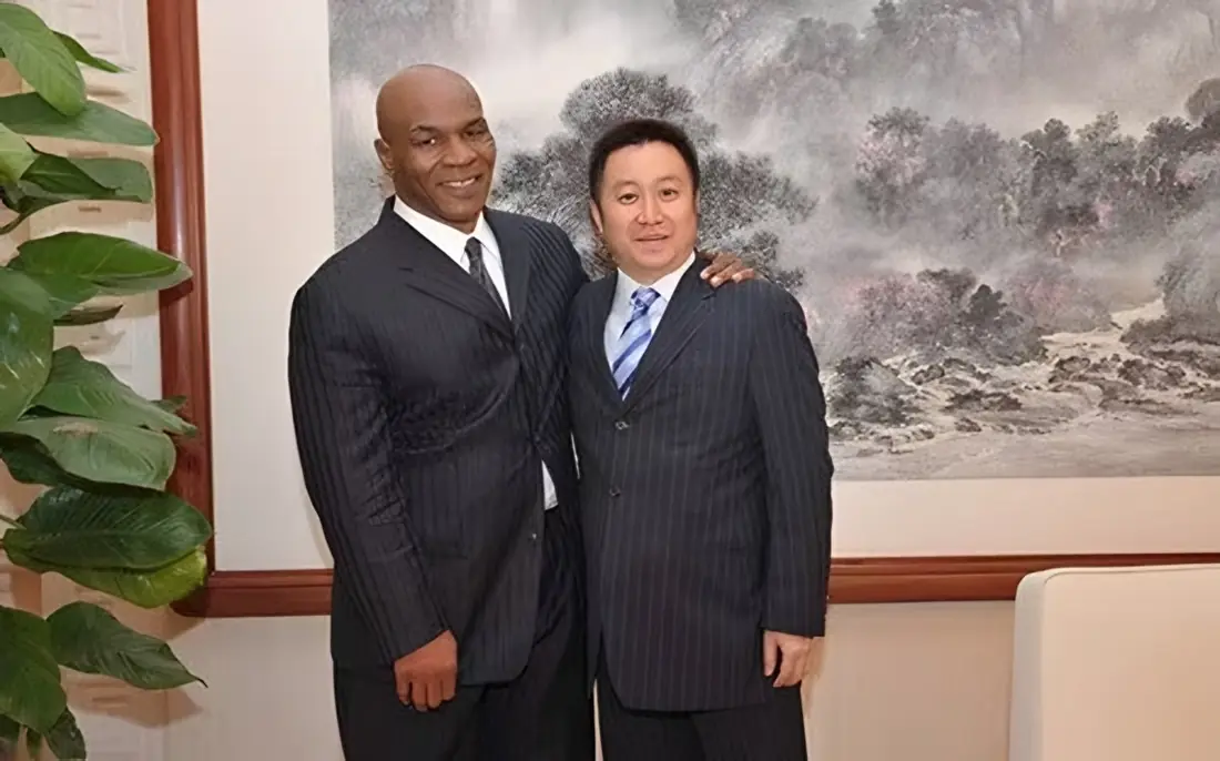 Kevin Liang con Mike Tyson