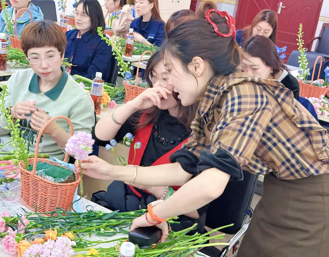 Corporate floral arrangement class: making flower baskets
